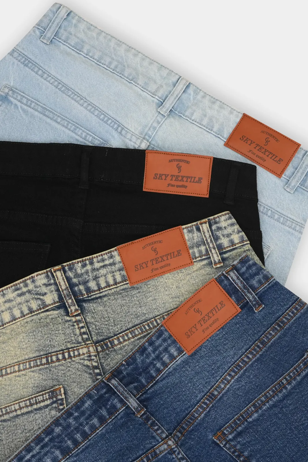 Gestapelte Premium-Jeans mit Lederpatches aus der Hartken-&-Riaz-Produktion