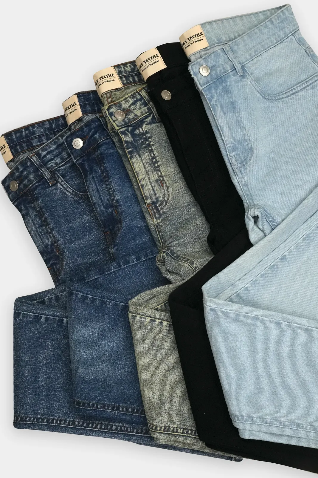 Reihe von Jeans in verschiedenen Waschungen aus dem Hartken-&-Riaz-Programm
