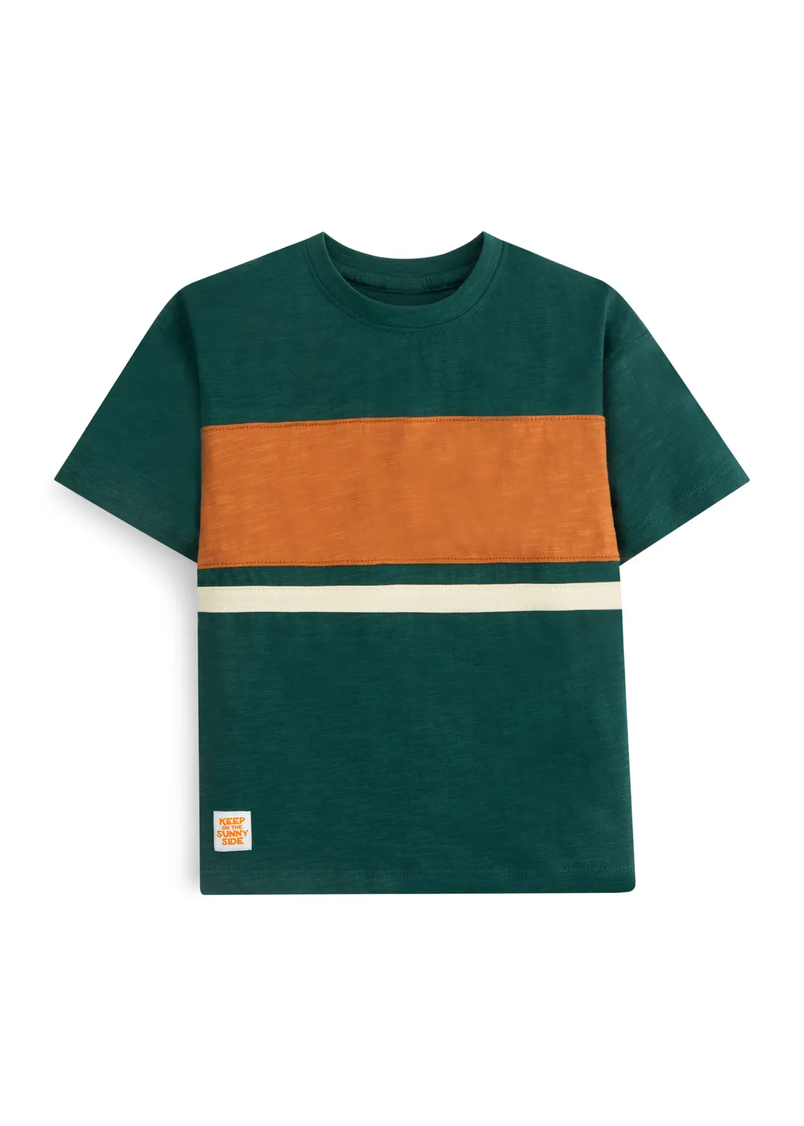 Jungen-T-Shirt in Tannengrün mit orangefarbenen und cremefarbenen Colour-Block-Bahnen, Vorderansicht