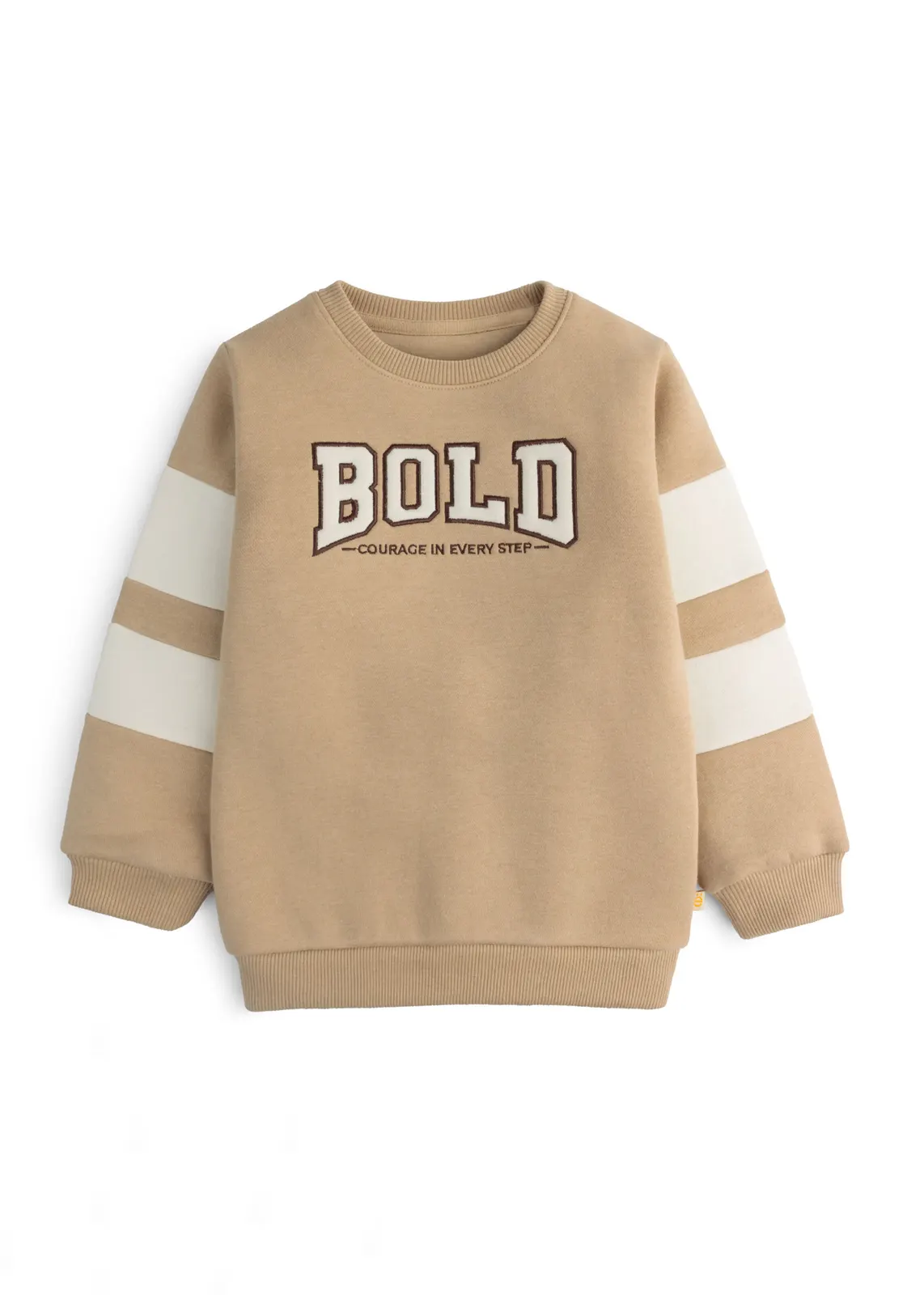 Kinder-Fleece-Sweatshirt in Camel mit applizierten BOLD-Lettern und cremefarbenen Ärmelstreifen, Vorderansicht