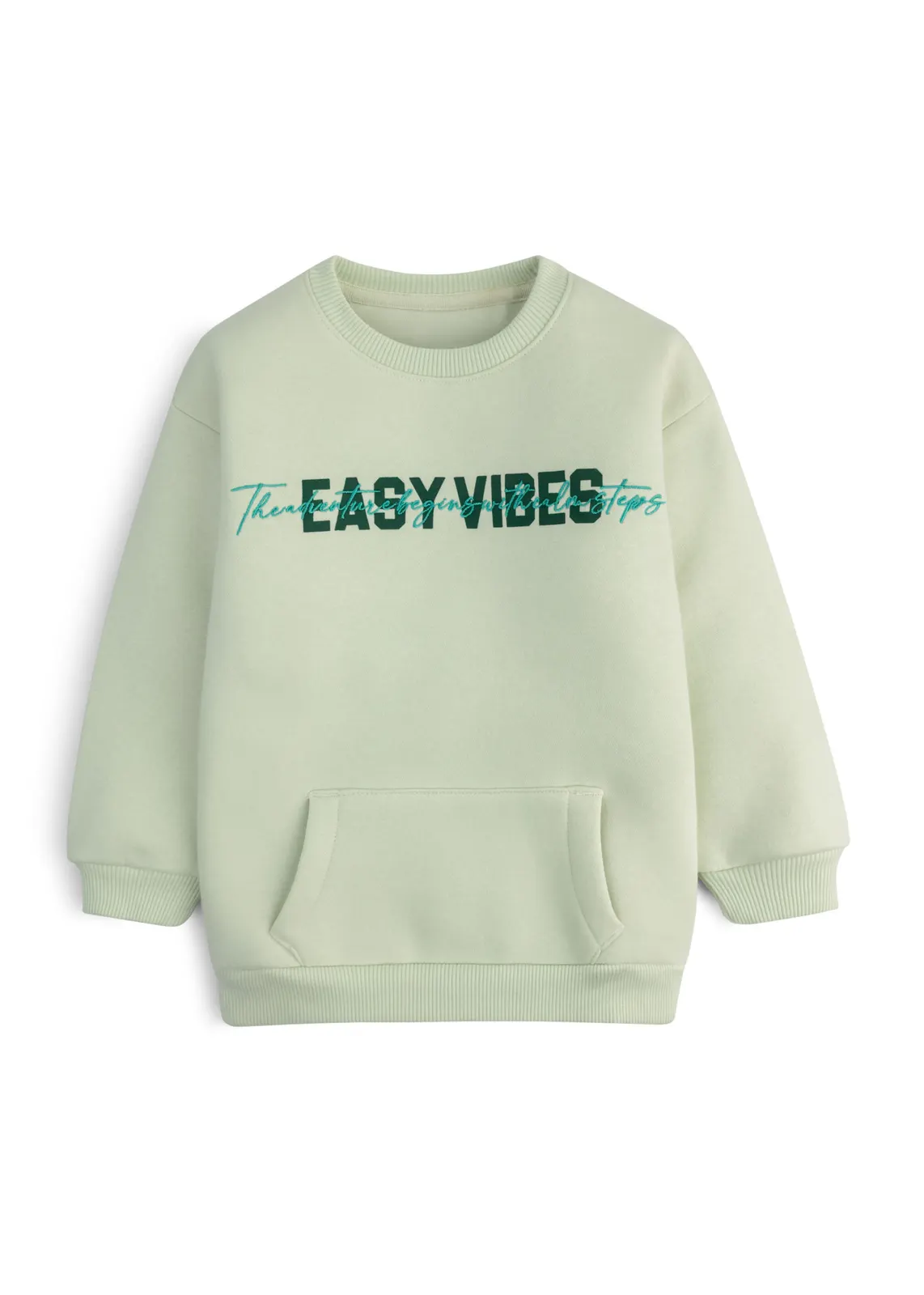 Kinder-Fleece-Sweatshirt in blassem Pistazie mit Easy-Vibes-Print und Kängurutasche, Vorderansicht