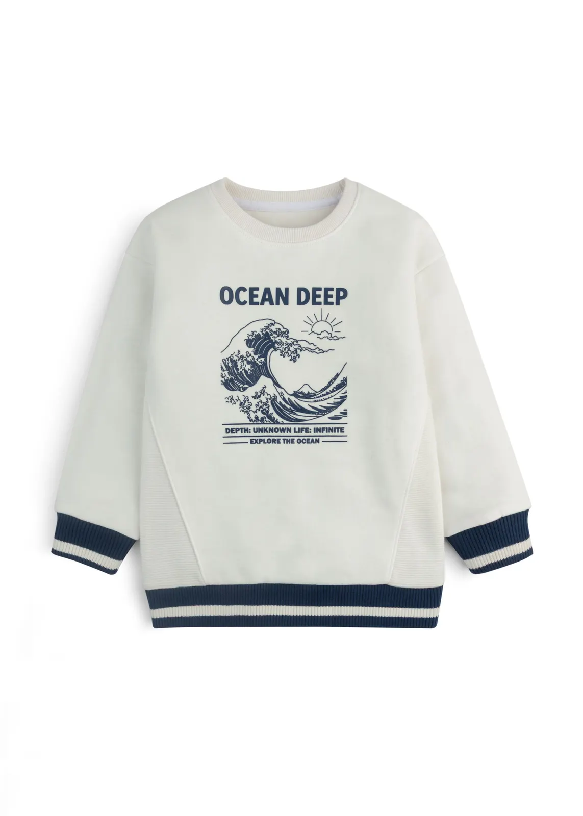 Kinder-Fleece-Sweatshirt in Elfenbein mit Ocean-Deep-Wellenprint und marineblau gestreiften Bündchen, Vorderansicht