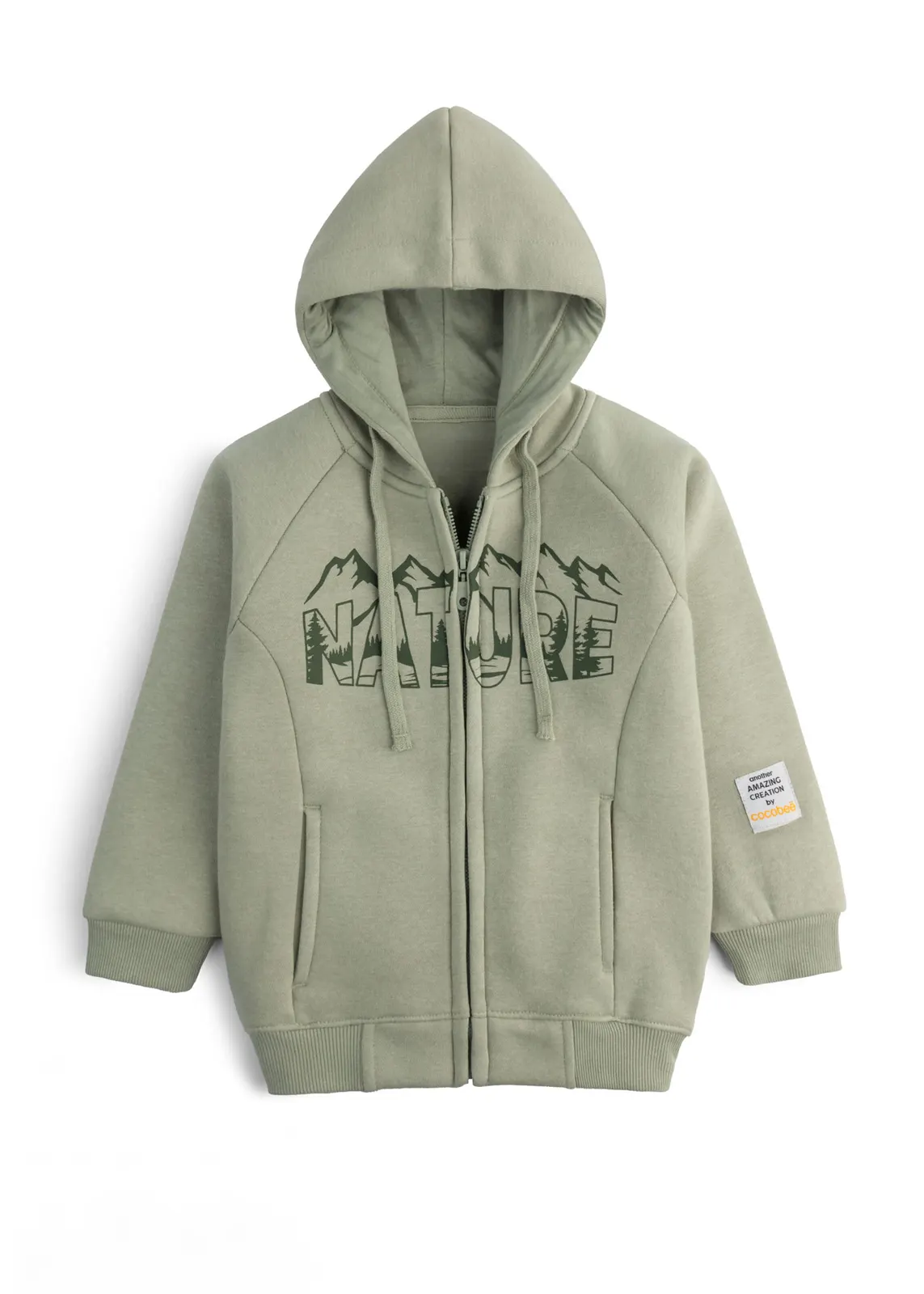 Kinder-Zip-Hoodie in Salbeigrün mit Nature-Schriftzug voller Waldlandschaft, Vorderansicht