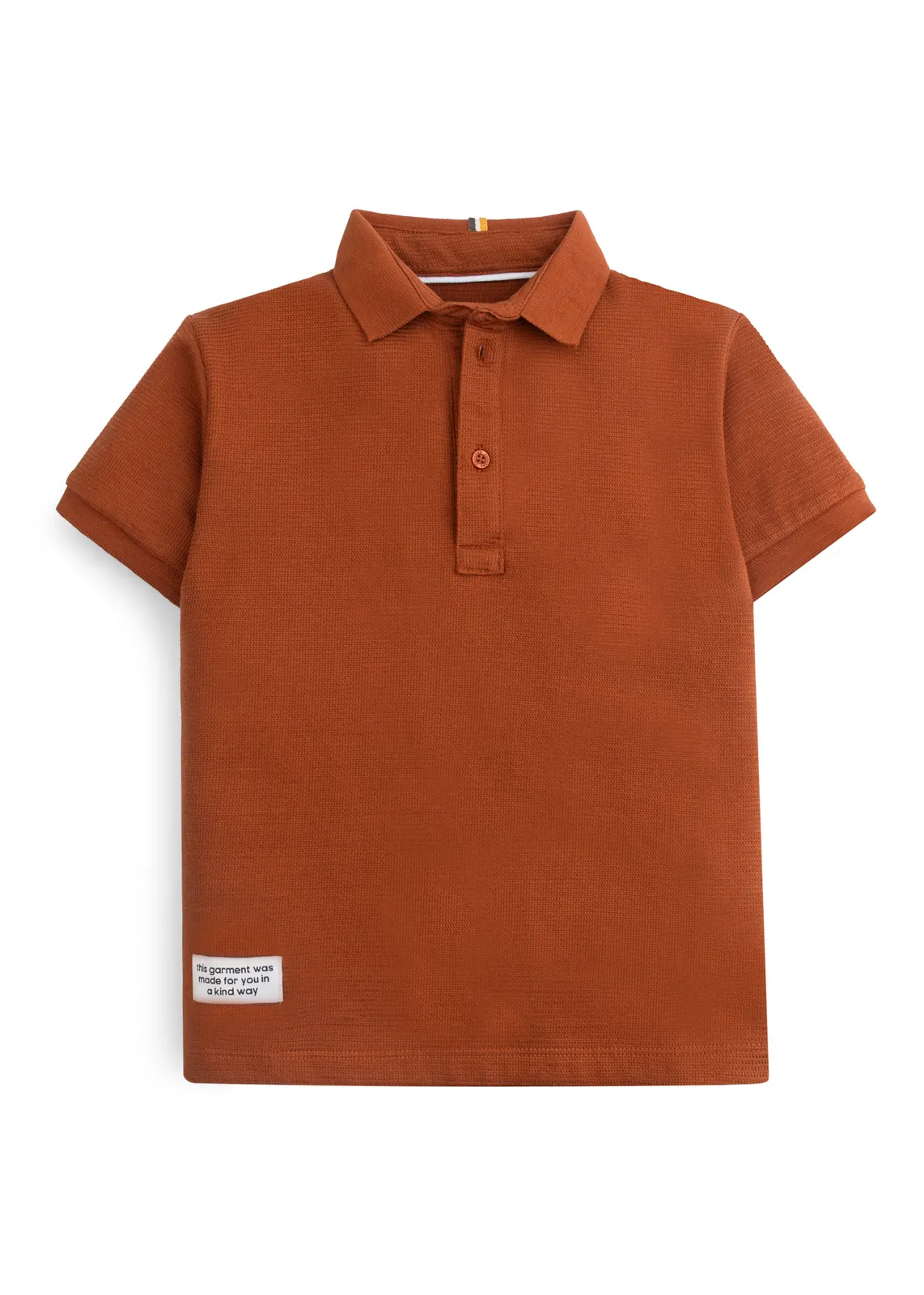 Jungen-Poloshirt in Zimtbraun mit Waffelstruktur und Web-Label am Saum, Vorderansicht